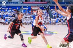 开云体育登录-一场激烈的篮球比赛引发了球迷们的狂热支持