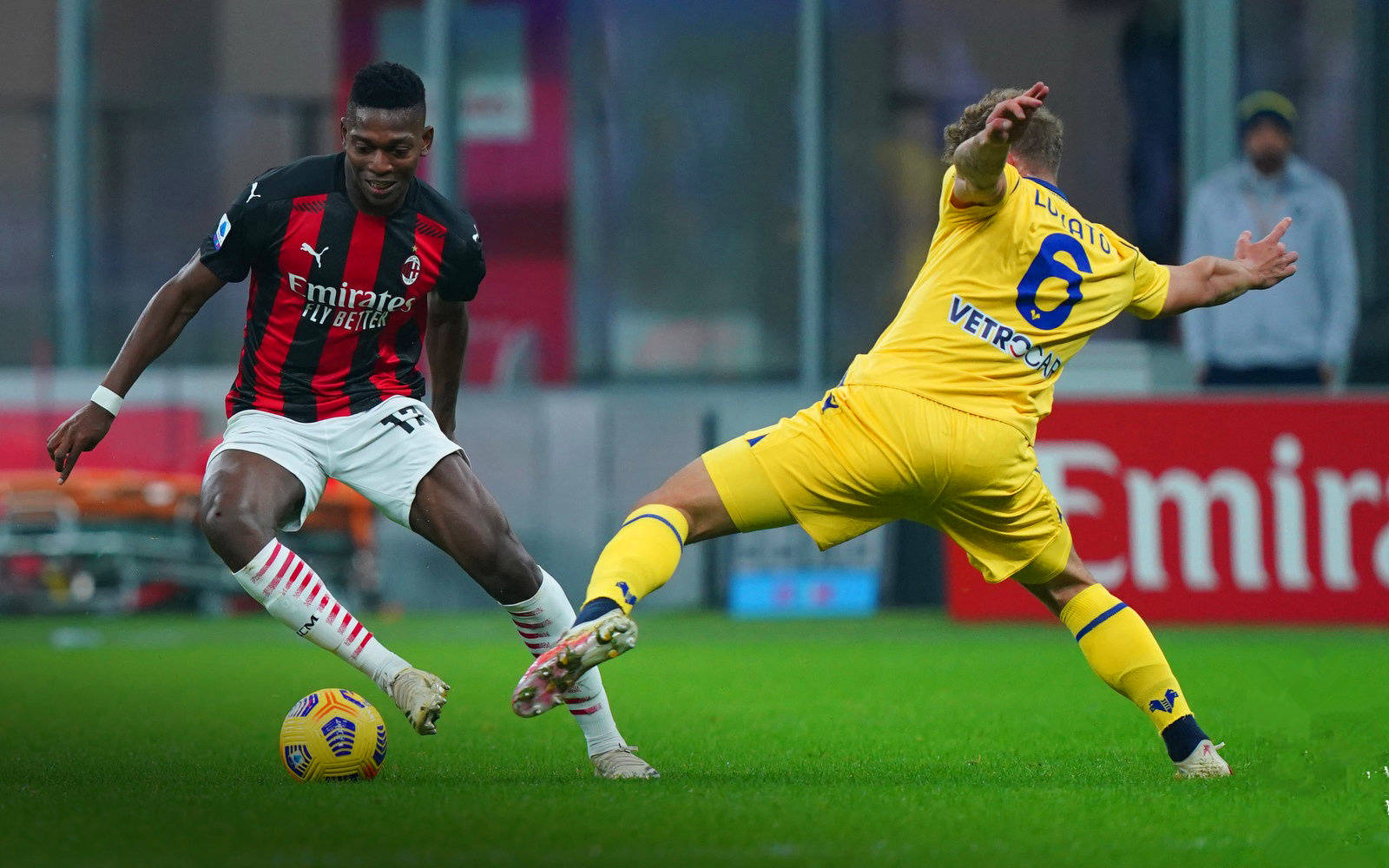 包含意甲联赛竞争激烈，各队奋力拼搏的词条