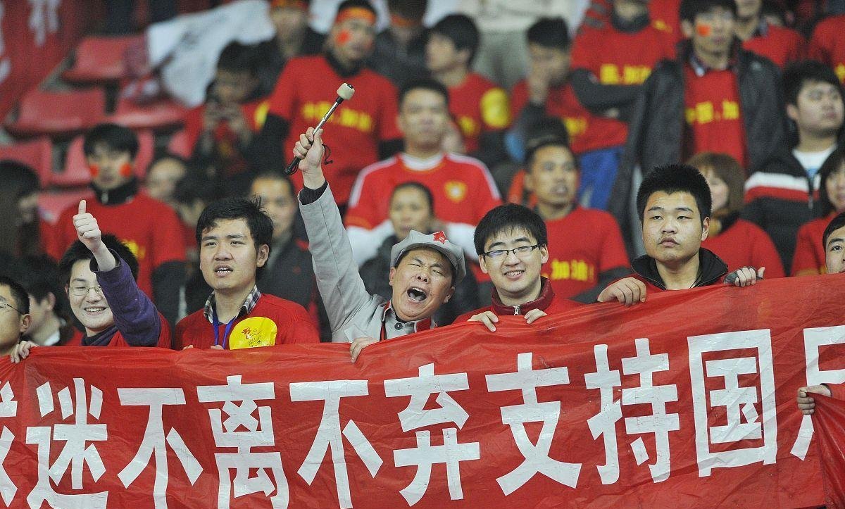 中国球迷赛场外斗殴，影响比赛秩序