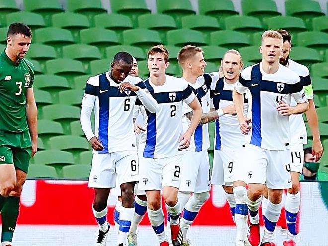 芬兰队在比赛中战胜对手,展现团结 芬兰队在比赛中战胜对手,展现团结