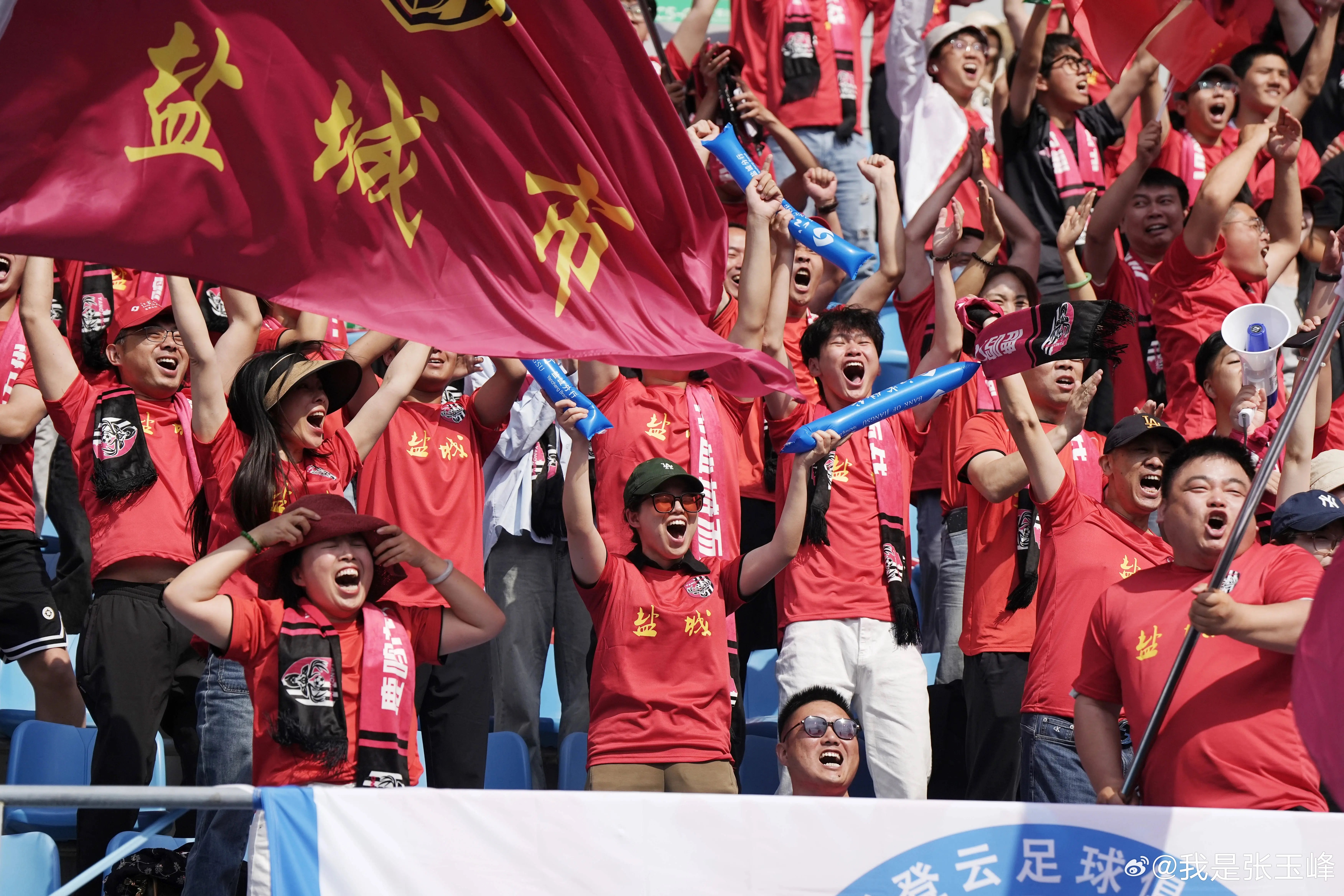 世界各地人们对足球赛事的热情与日俱增的简单介绍