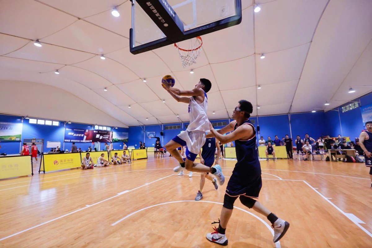 一场激烈的篮球比赛引发了球迷们的狂热支持