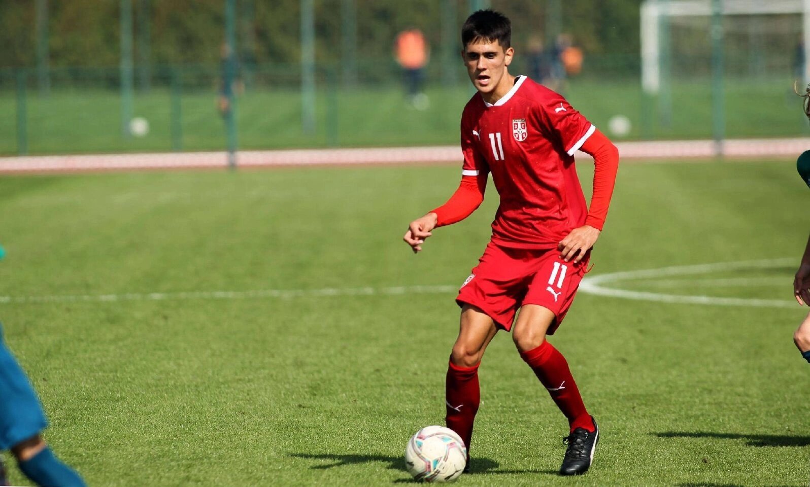 包含拜仁慕尼黑球员集体进行慈善活动，回馈社会的词条