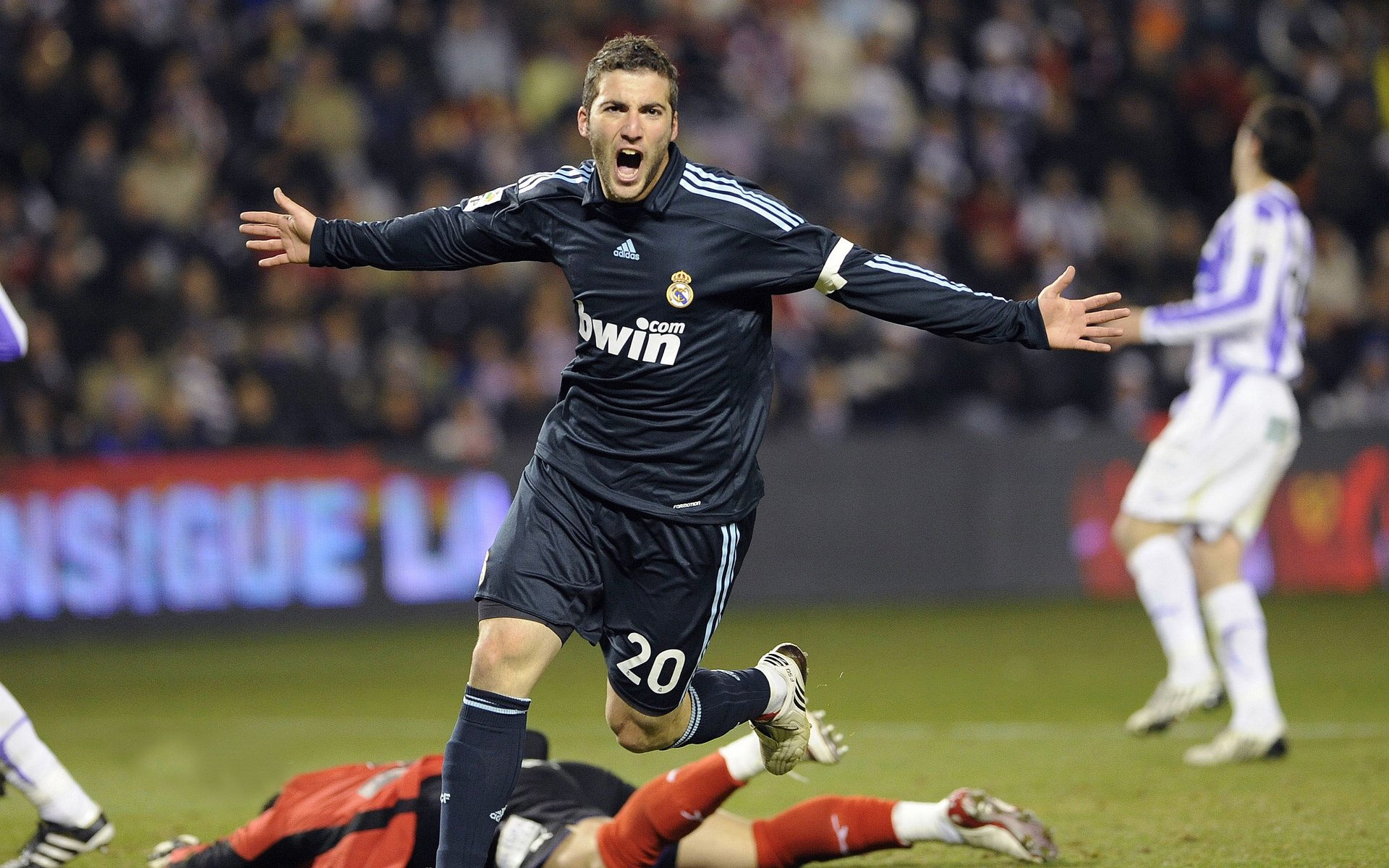 赛道新纪元，拉塞尔创纪录之夜，索伯车队力压红牛二队